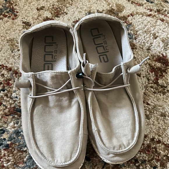 Beige colored hey dudes missing a little lace tab - Picture 5 of 7